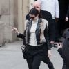Kendall Jenner quitte le Grand Palais à l'issue du défilé Chanel haute couture. Elle porte une veste en cuir et fourrure et des baskets Saint Laurent, un top crème, un sac Céline et un pantalon noirs. Paris, le 27 janvier 2015.