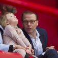 La princesse Victoria de Suède, son mari le prince Daniel de Suède et leur fille la princesse Estelle de Suède aux championnats d'Europe de patinage artistique à l'Ericsson Globe Arena de Stockholm, le 28 janvier 2015.