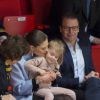 La princesse Victoria de Suède, son mari le prince Daniel de Suède et leur fille la princesse Estelle de Suède aux championnats d'Europe de patinage artistique à l'Ericsson Globe Arena de Stockholm, le 28 janvier 2015.