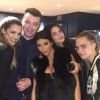 Khloé et Kim Kardashian, Sam Smith, Kendall Jenner et Cara Delevingne dans la loge du chanteur, lors de son concert au Forum. Inglewood, le 29 janvier 2015.