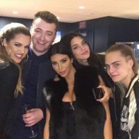 Kim Kardashian : Ravissante avec ses soeurs pour un concert animé