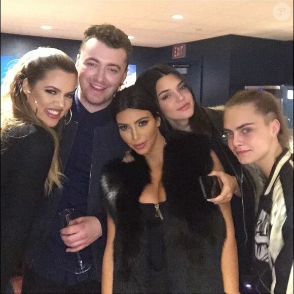 Khloé et Kim Kardashian, Sam Smith, Kendall Jenner et Cara Delevingne dans la loge du chanteur, lors de son concert au Forum. Inglewood, le 29 janvier 2015.