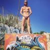 Geoffrey, de Secret Story 8, pose nu sur une série de photos décalées postées sur Instagram.
