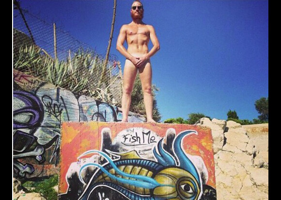 Geoffrey, de Secret Story 8, pose nu sur une série de photos décalées postées sur Instagram.