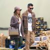 Jessica Alba se promène en famille à Los Angeles Le 31 Janvier 2015