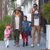 Jessica Alba se promène en famille à Los Angeles Le 31 Janvier 2015