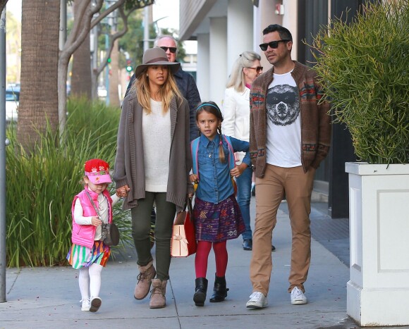 Jessica Alba se promène en famille à Los Angeles Le 31 Janvier 2015
