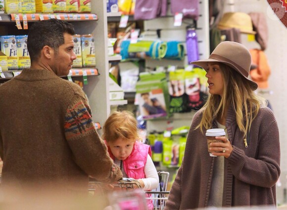 L'actrice Jessica Alba et son mari Cash et leurs enfants font du shopping à Beverly Hills Los Angeles, le 31 Janvier 2015.