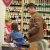 La comédienne Jessica Alba et son mari Cash et leurs enfants font du shopping à Beverly Hills Los Angeles, le 31 Janvier 2015.