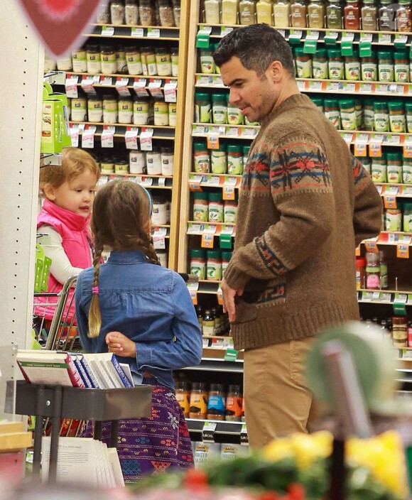 La comédienne Jessica Alba et son mari Cash et leurs enfants font du shopping à Beverly Hills Los Angeles, le 31 Janvier 2015.