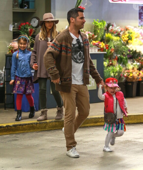 La star Jessica Alba et son mari Cash et leurs enfants font du shopping à Beverly Hills Los Angeles, le 31 Janvier 2015.