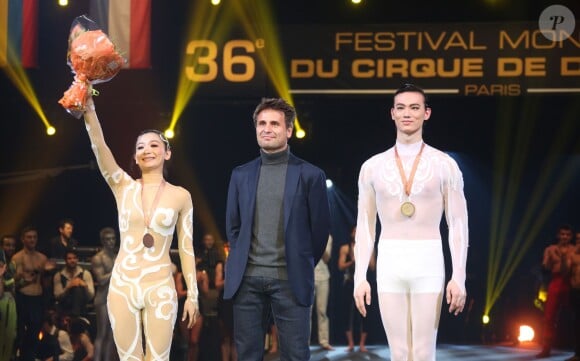 Fabrice Santoro et le prix de la médaille de bronze à la Troupe de Guangdong  à la Soirée de remise des prix du 36ème Festival Mondial du Cirque de Demain au Cirque Phenix à Paris, le 1er février 2015. 