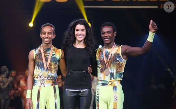 Sabrina Ouazani et le prix de la médaille de bronze à Remedan et Biniyam  à la Soirée de remise des prix du 36ème Festival Mondial du Cirque de Demain au Cirque Phenix à Paris, le 1er février 2015. 