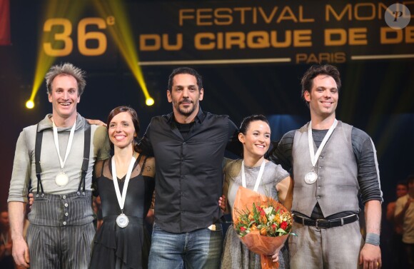 Tomer Sisley et le prix de la médaille d'Argent à Lift (porteur parallèle) à la Soirée de remise des prix du 36ème Festival Mondial du Cirque de Demain au Cirque Phenix à Paris, le 1er février 2015. 