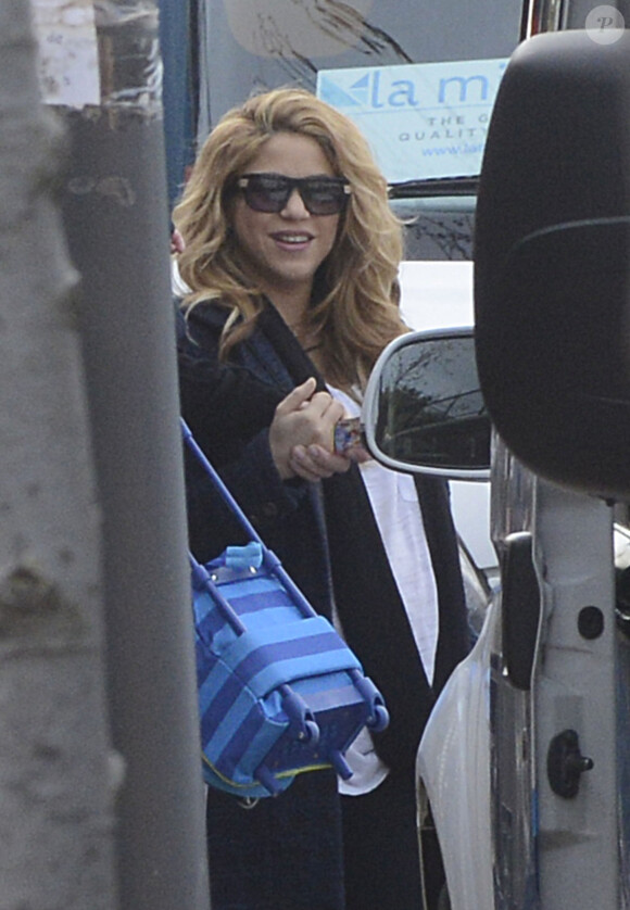 Shakira et son homme Gerard Piqué quittent la maternité avec leur nouveau né Sasha et Milan (2 ans) à Barcelone le 2 février 2015.