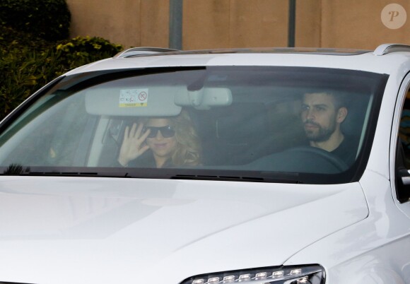 La chanteuse Shakira et Gerard Piqué quittent la maternité avec leur nouveau né Sasha et Milan (2 ans) à Barcelone le 2 février 2015.
