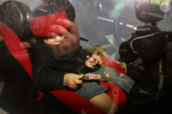 Shakira et le footballeur Gerard Piqué quittent la maternité avec leur nouveau né Sasha et Milan (2 ans) à Barcelone le 2 février 2015.