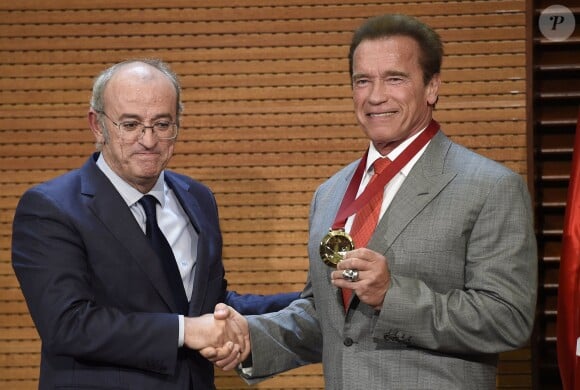 L'acteur Arnold Schwarzenegger a reçu la médaille de l'Ambassadeur de la ville de Madrid devant sa compagne Heather Milligan. Le 26 septembre 2014.