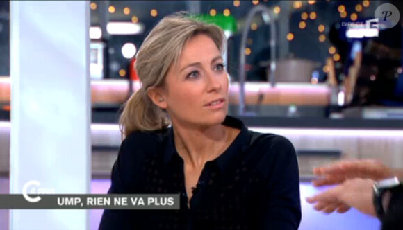 Anne-Sophie Lapix présente C à vous, le mardi 3 février 2015 sur France 5.