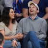 Mila Kunis et son fiancé Ashton Kutcher très amoureux et très complices au match de basket des Lakers, le 19 décembre 2014.