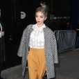  Sarah Hyland (top DKNY, pantalon Issa, chaussures Rebecca Minkoff, sac Dior Lady Bag) participant &agrave; l'&eacute;mission "Good Morning America" &agrave; New York, le 21 octobre 2014. 