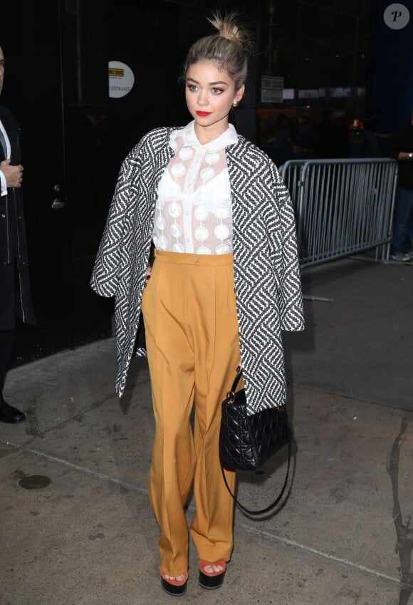 Sarah Hyland (top DKNY, pantalon Issa, chaussures Rebecca Minkoff, sac Dior Lady Bag) participant à l'émission "Good Morning America" à New York, le 21 octobre 2014.