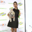  Sarah Hyland (chaussures Jimmy Choo) assiste avec son chien Barkley Bixby &agrave; la soir&eacute;e "ASPCA" (SPA am&eacute;ricaine) &agrave; New York, le 21 octobre 2014 