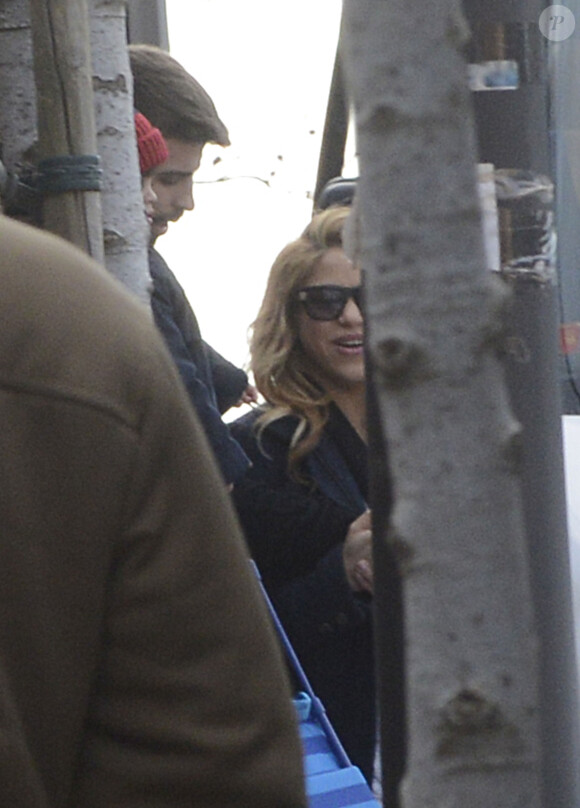 Shakira et Gerard Piqué quittent la maternité avec leur nouveau né Sasha et Milan (2 ans) à Barcelone le 2 février 2015.