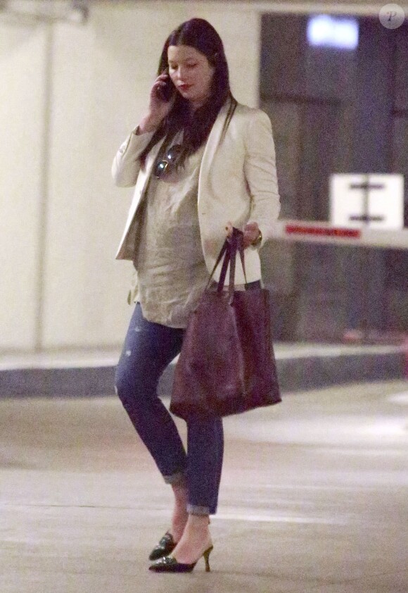 Exclusif - Jessica Biel, enceinte, cherche sa voiture dans un parking à Studio City, le 5 février 2015  