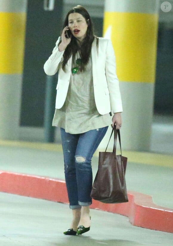 Exclusif - Jessica Biel, enceinte de Justin Timberlake, cherche sa voiture dans un parking à Studio City, le 5 février 2015 
