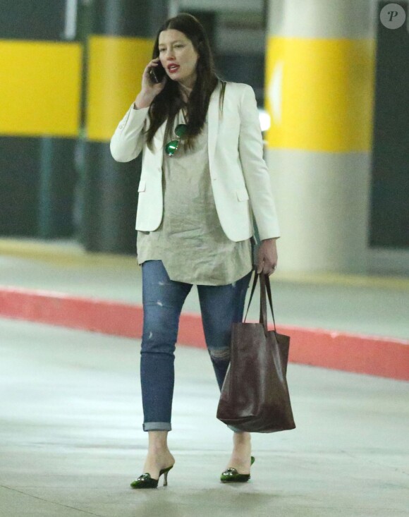 Exclusif - Jessica Biel, enceinte, cherche sa voiture dans un parking à Studio City, le 5 février 2015 