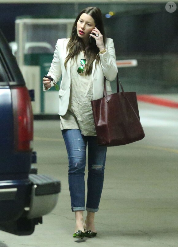 Exclusif - L'actrice Jessica Biel, enceinte, cherche sa voiture dans un parking à Studio City, le 5 février 2015  
