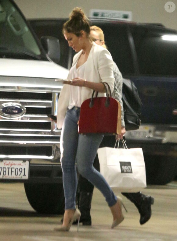 Exclusif - Jennifer Lopez se promène avec une copine à Studio City, le 5 février 2015.  