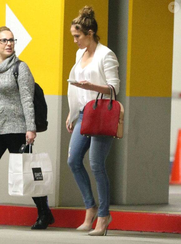 Exclusif - Jennifer Lopez se promène avec une amie à Studio City, le 5 février 2015.  