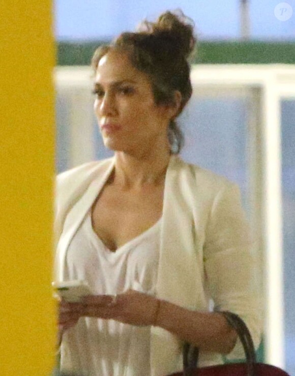 Exclusif - L'actrice Jennifer Lopez se promène avec une amie à Studio City, le 5 février 2015. 
