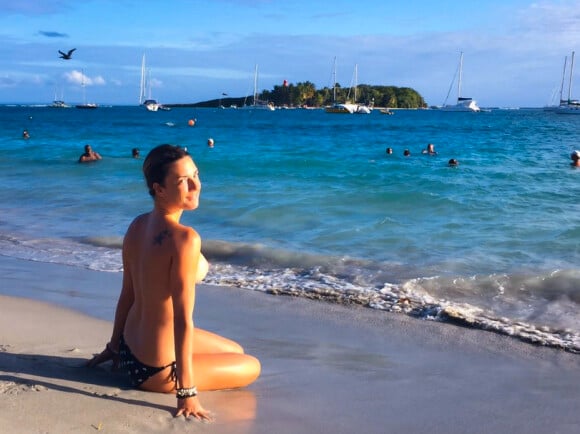 Eve Angeli adore poser topless. "On a dit que j'étais naturelle et topless en Guadeloupe alors qu'on ne voyait rien donc là oui j'assume le #topless", a-t-elle écrit sur son compte Twitter avant de dévoiler une photo d'elle encore plus dénudée. Février 2015.