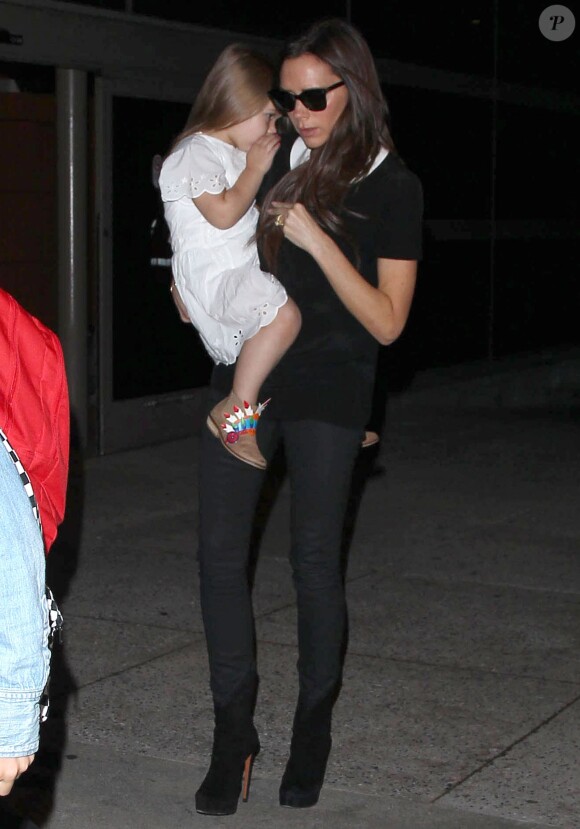 Victoria Beckham et sa fille Harper à l'aéroport LAX de Los Angeles le 16 octobre 2014