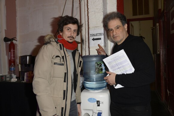 Exclusif - Arnaud Tsamere et Raphaël Mezrahi dans les coulisses de la 3e Nuit de la Déprime aux Folies Bergère à Paris le 9 février 2015.