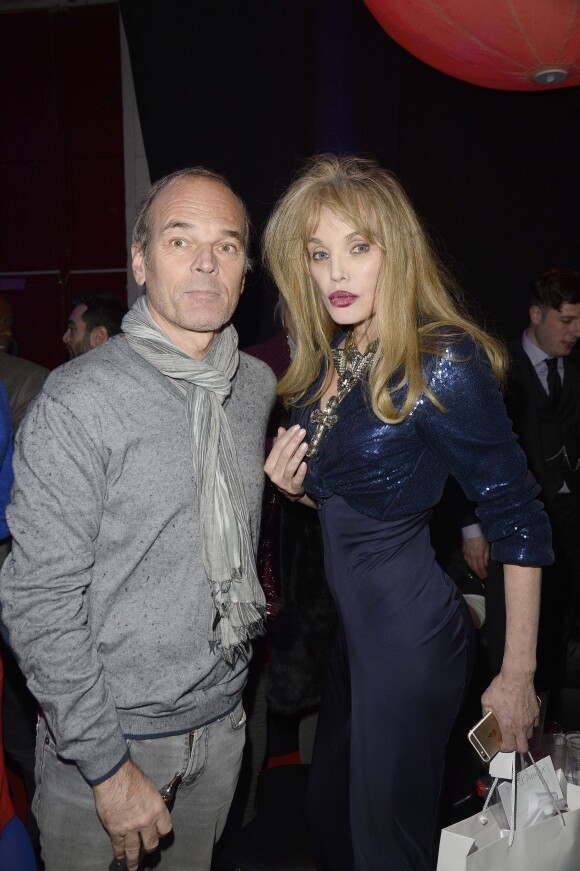 Exclusif - Laurent Baffie et Arielle Dombasle dans les coulisses de la 3e Nuit de la Déprime aux Folies Bergère à Paris le 9 février 2015.