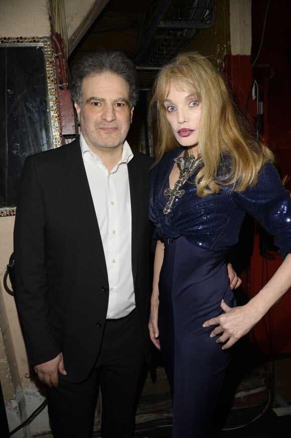 Exclusif - Raphaël Mezrahi et Arielle Dombasle dans les coulisses de la 3e Nuit de la Déprime aux Folies Bergère à Paris le 9 février 2015.