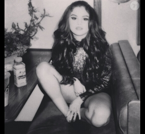 Selena Gomez a ajouté une photo le 10 février 2015 sur son compte Instagram pour faire la promotion de son nouveau titre I Want You To Know en collaboration avec son petit ami le Dj Zedd, le morceau sortira le 22 février prochain.