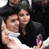 Selena Gomez fait des selfies avec ses fans lors d'une pause sur le tournage de "The Revised Fundamentals of Caregiving" à Atlanta, le 29 janvier 2015