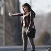 Selena Gomez fait de l'autostop sur le tournage du film "The Revised Fundamentals of Caregiving" à Atlanta. le 28 janvier 2015 
