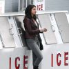Exclusif - Selena Gomez fait une pause cigarette sur le tournage de "The Revised Fundamentals of Caregiving" dans une station essence à Atlanta, le 27 janvier 2015