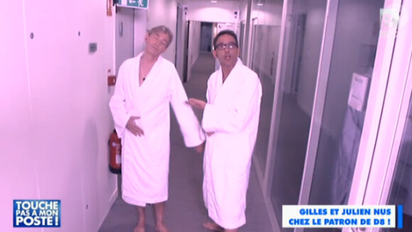 Julien Courbet et Gilles Verdez, en peignoirs avant d'entrer nus dans le bureau du patron de D8, dans Touche pas à mon poste sur D8, le mardi 10 février 2015.