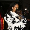 Rihanna quitte le restaurant Giorgio Baldi avec sa nièce Majesty dans les bras. Santa Monica, Los Angeles, le 10 février 2015.