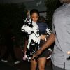 Rihanna quitte le restaurant Giorgio Baldi avec sa nièce Majesty dans les bras. Santa Monica, Los Angeles, le 10 février 2015.