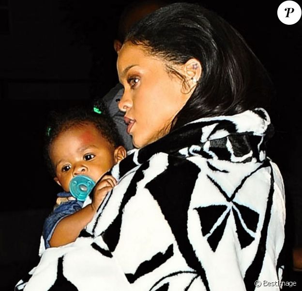 Rihanna Tata Stylee Pour Une Pause Tendresse Avec Sa Niece Majesty Purepeople