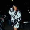 Rihanna arrive au restaurant Giorgio Baldi à Santa Monica, habillée d'un manteau en fausse fourrure Donnybrook et de sandales Giuseppe Zanotti. Le 10 février 2015.