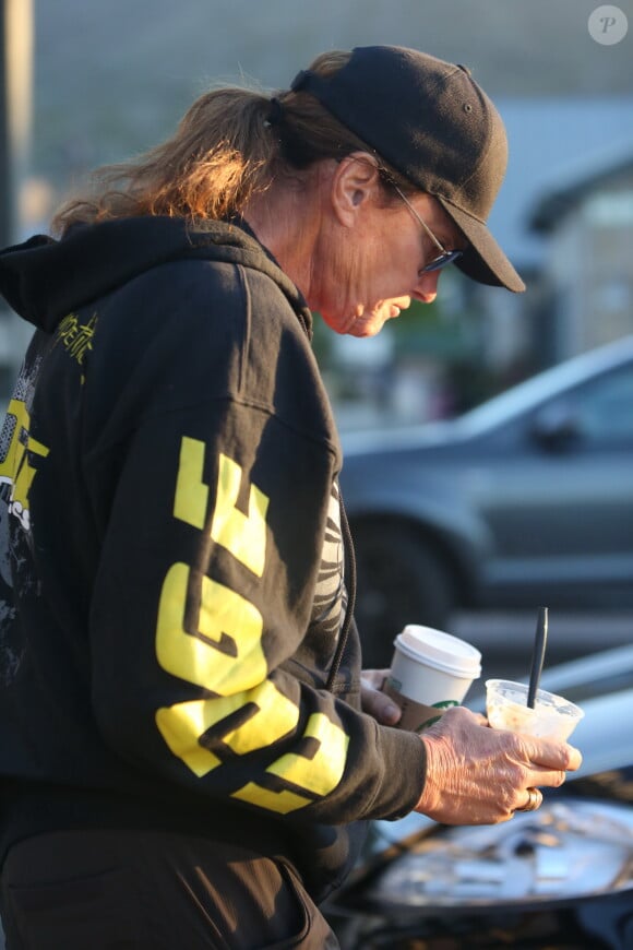 Exclusif - Bruce Jenner va boire un café puis retourne à sa voiture, une Ford Fiesta, à Malibu, le 10 février 2015. Bruce porte les mêmes vêtements depuis 3 jours! Il est impliqué dans un accident de la route qui a coûté la vie à une automobiliste et blessé 7 autres personnes...10/02/2015 - Malibu